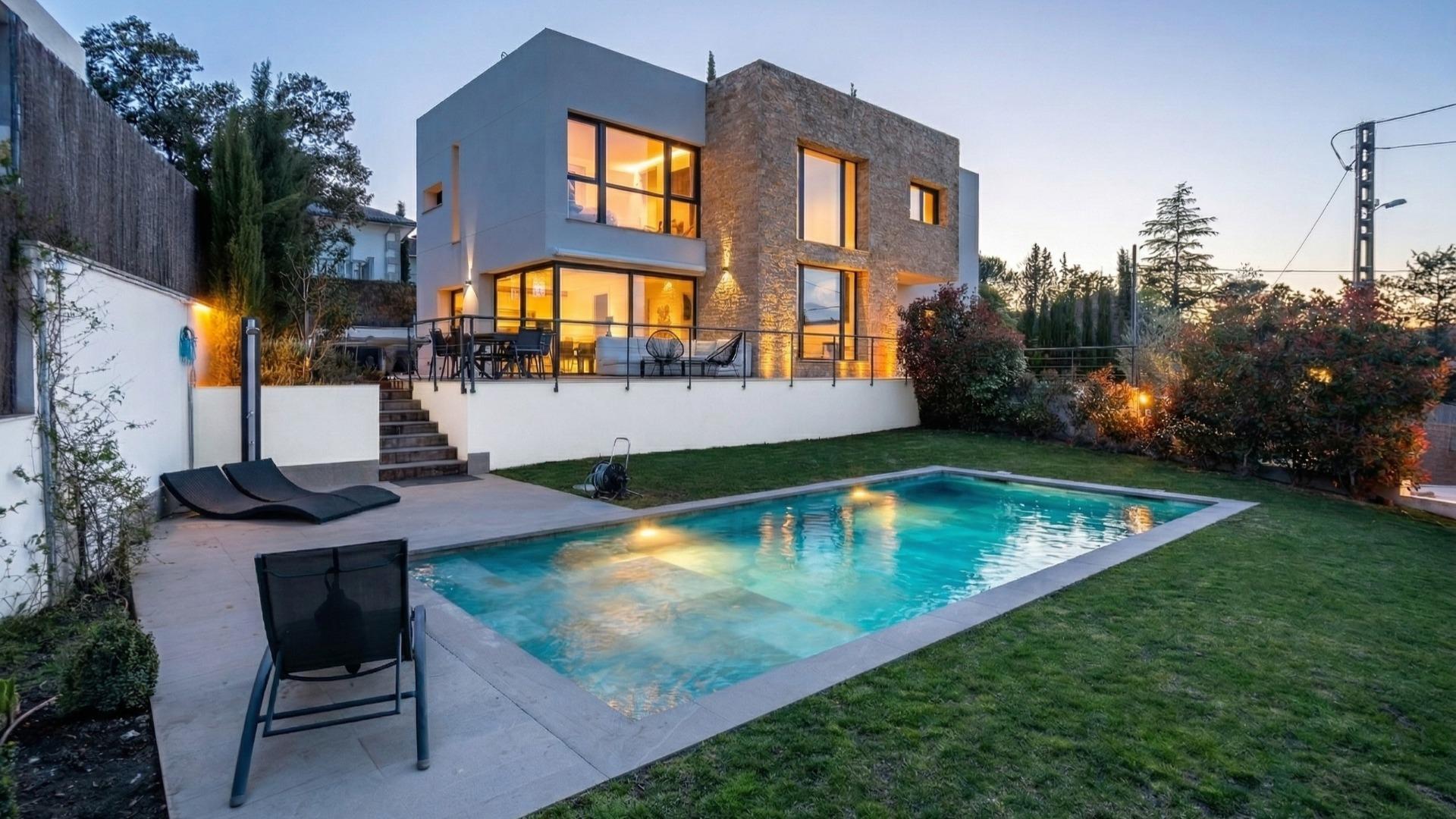 12-1 IMPRESIONANTE VIVIENDA DE DISEÑO CON PISCINA DE SAL Y ESPECTACULARES VISTAS