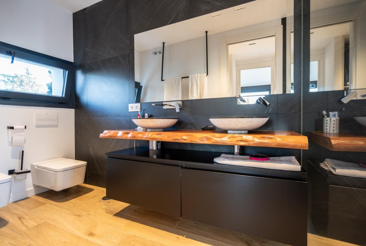 IMPRESIONANTE VIVIENDA DE DISEÑO CON PISCINA DE SAL Y ESPECTACULARES VISTAS