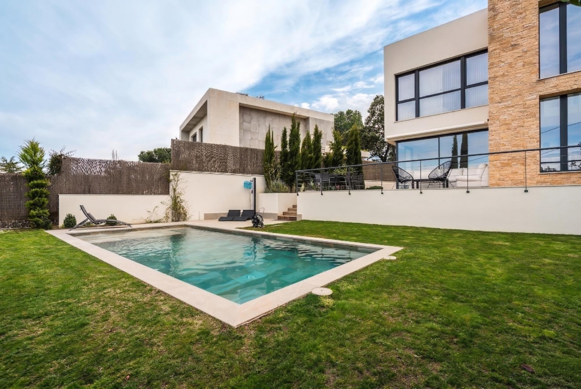 IMPRESIONANTE VIVIENDA DE DISEÑO CON PISCINA DE SAL Y ESPECTACULARES VISTAS