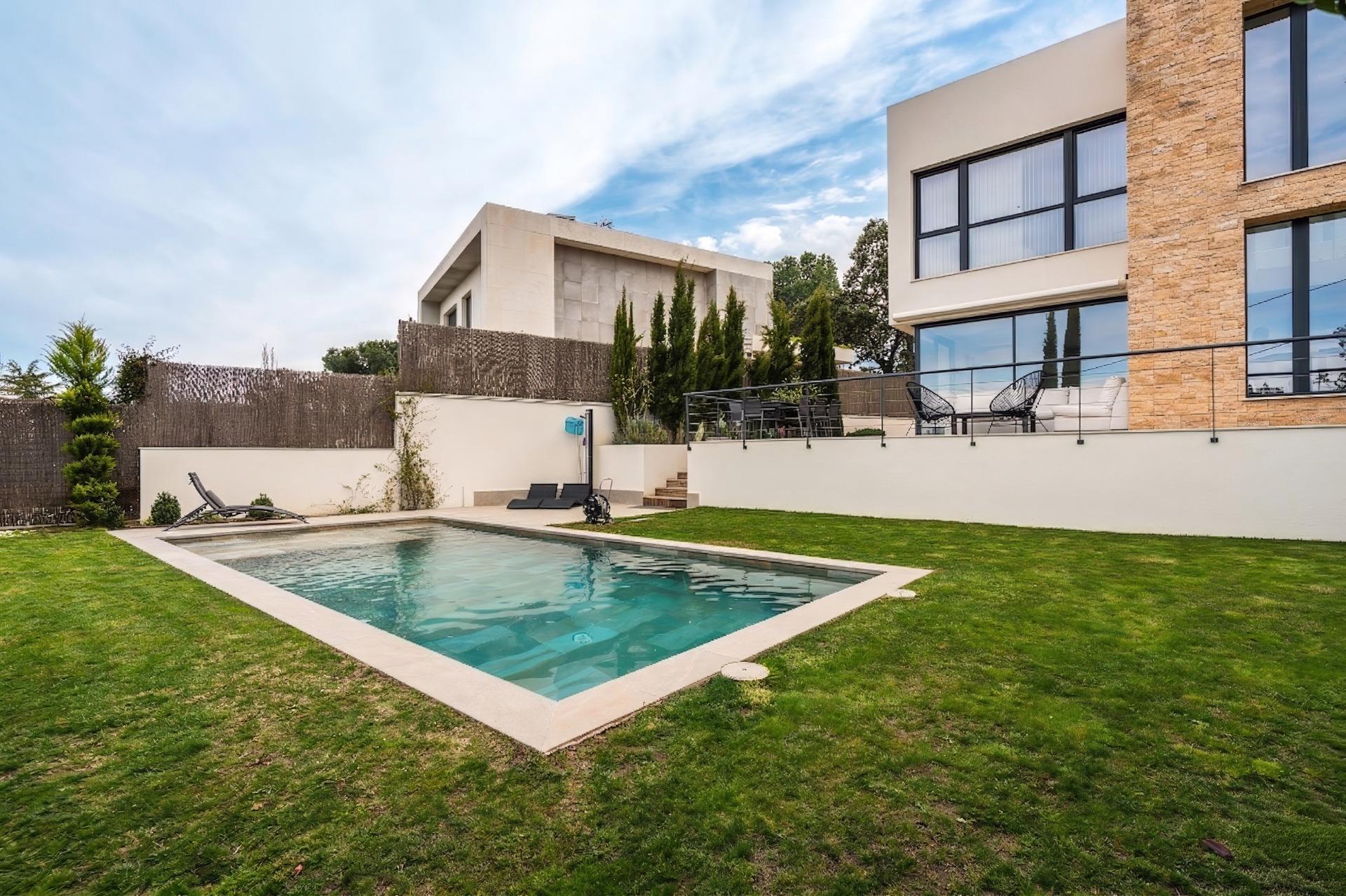 12-17 IMPRESIONANTE VIVIENDA DE DISEÑO CON PISCINA DE SAL Y ESPECTACULARES VISTAS