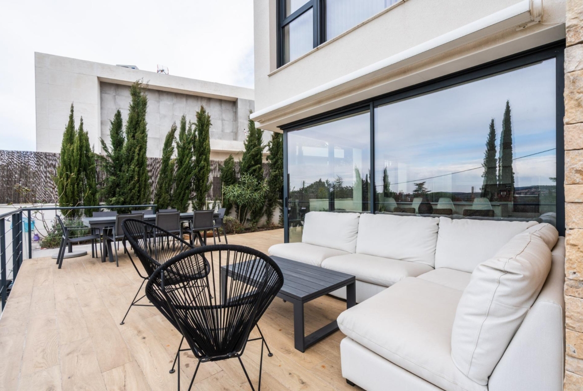 IMPRESIONANTE VIVIENDA DE DISEÑO CON PISCINA DE SAL Y ESPECTACULARES VISTAS