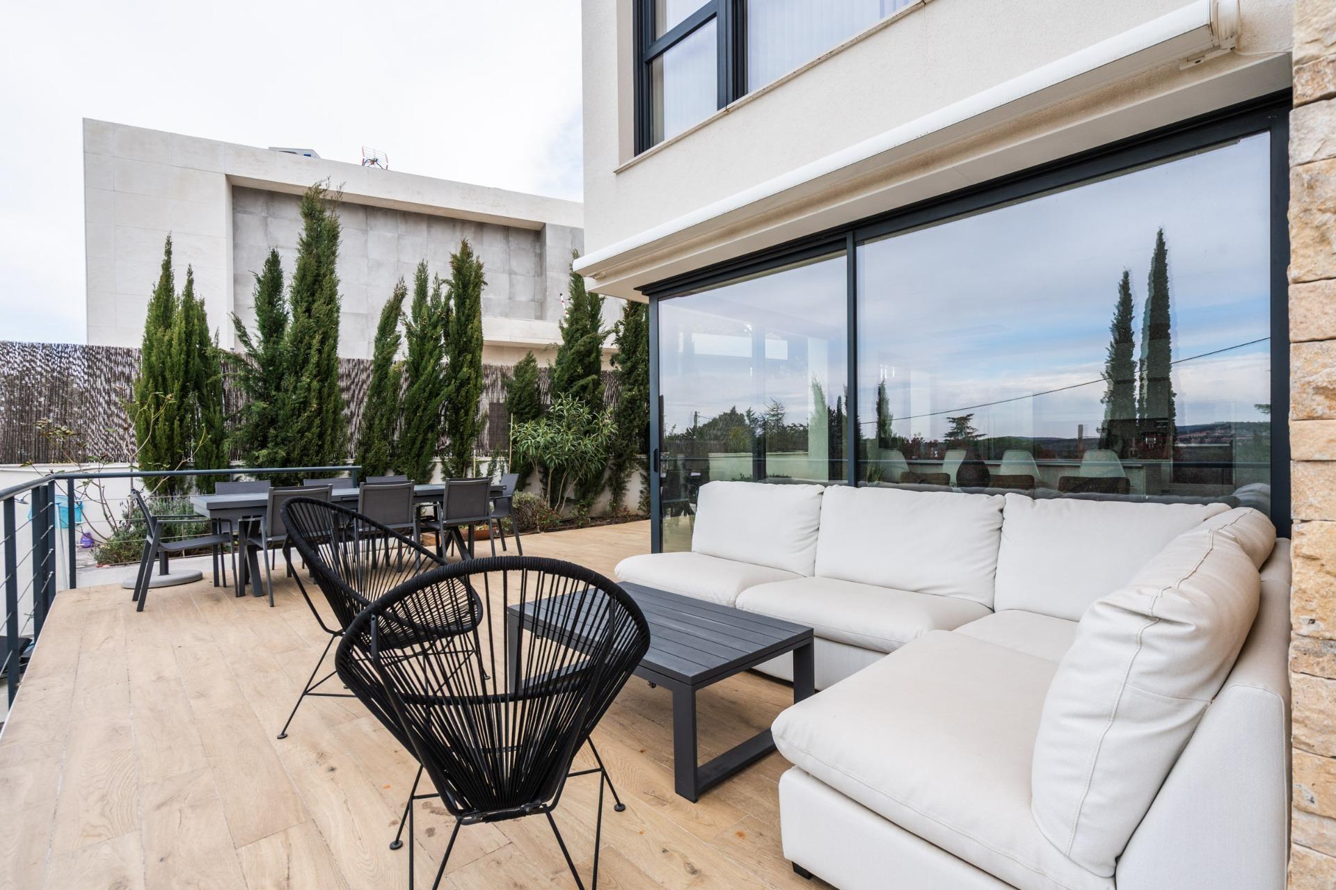 12-19 IMPRESIONANTE VIVIENDA DE DISEÑO CON PISCINA DE SAL Y ESPECTACULARES VISTAS