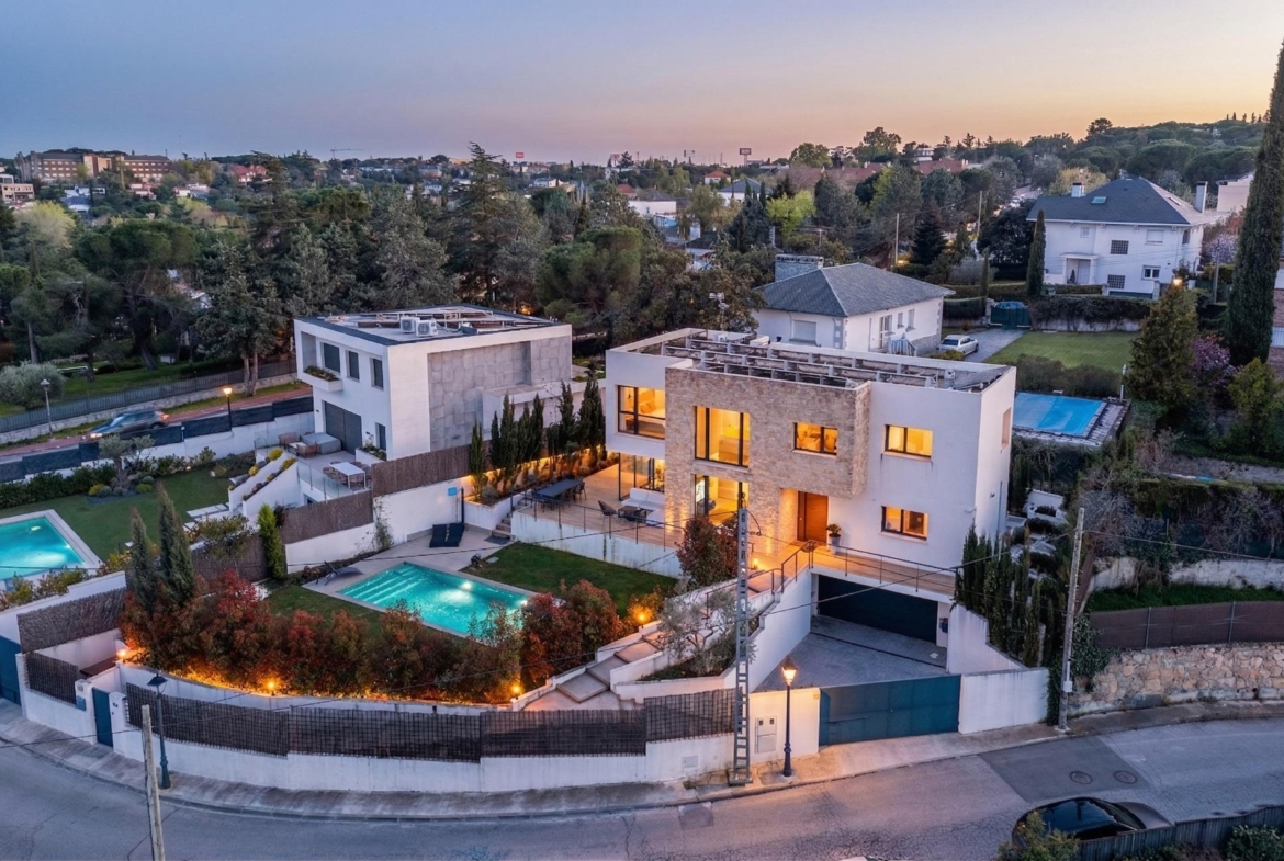 IMPRESIONANTE VIVIENDA DE DISEÑO CON PISCINA DE SAL Y ESPECTACULARES VISTAS