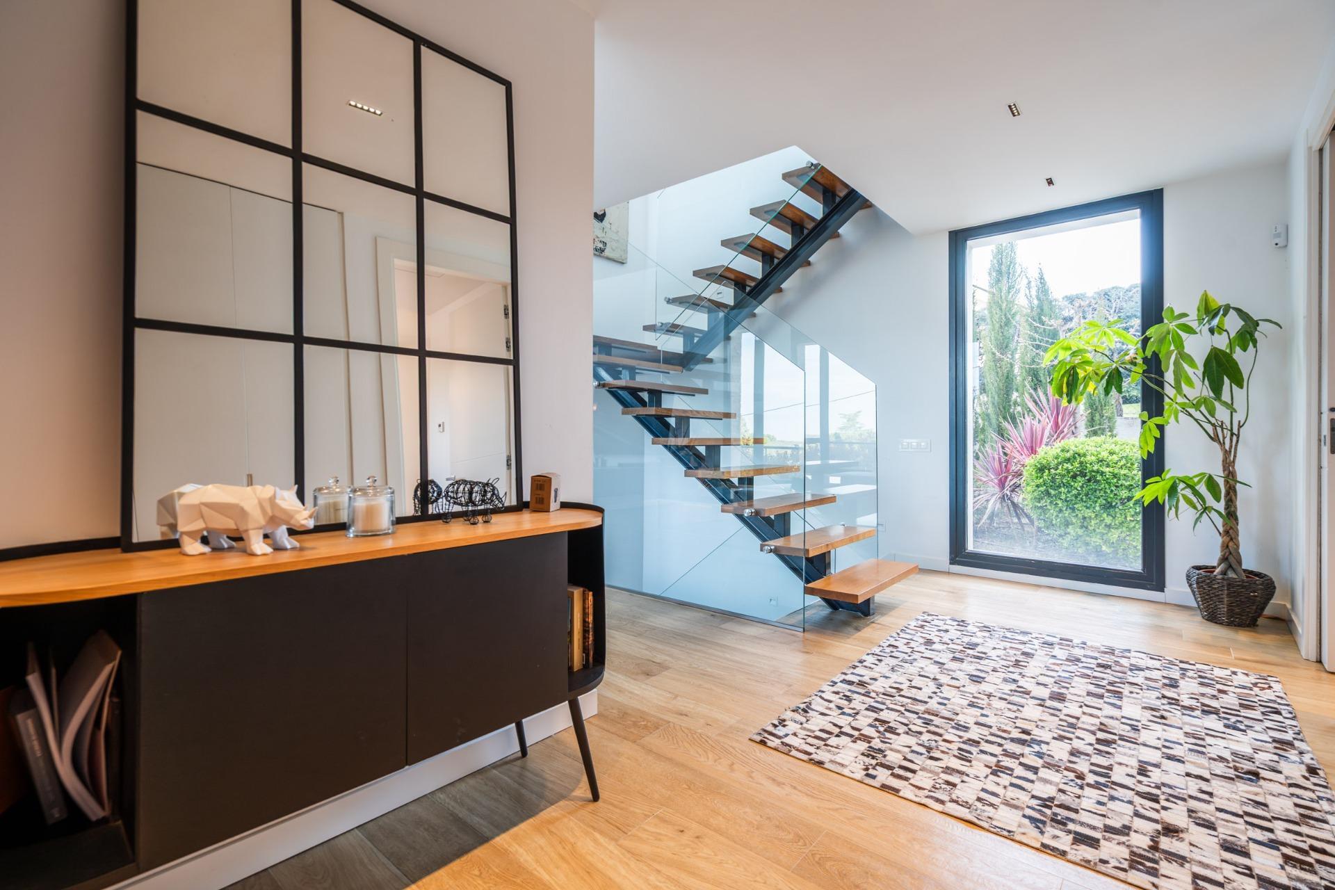 12-23 IMPRESIONANTE VIVIENDA DE DISEÑO CON PISCINA DE SAL Y ESPECTACULARES VISTAS
