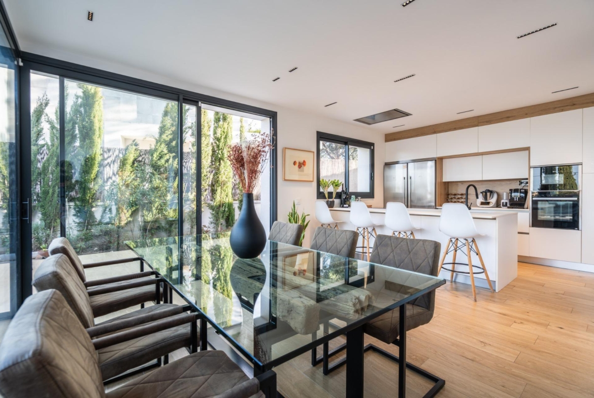 IMPRESIONANTE VIVIENDA DE DISEÑO CON PISCINA DE SAL Y ESPECTACULARES VISTAS