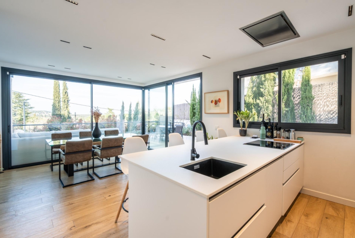 IMPRESIONANTE VIVIENDA DE DISEÑO CON PISCINA DE SAL Y ESPECTACULARES VISTAS