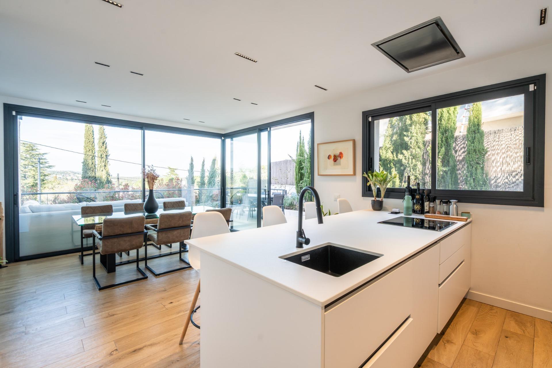 12-31 IMPRESIONANTE VIVIENDA DE DISEÑO CON PISCINA DE SAL Y ESPECTACULARES VISTAS