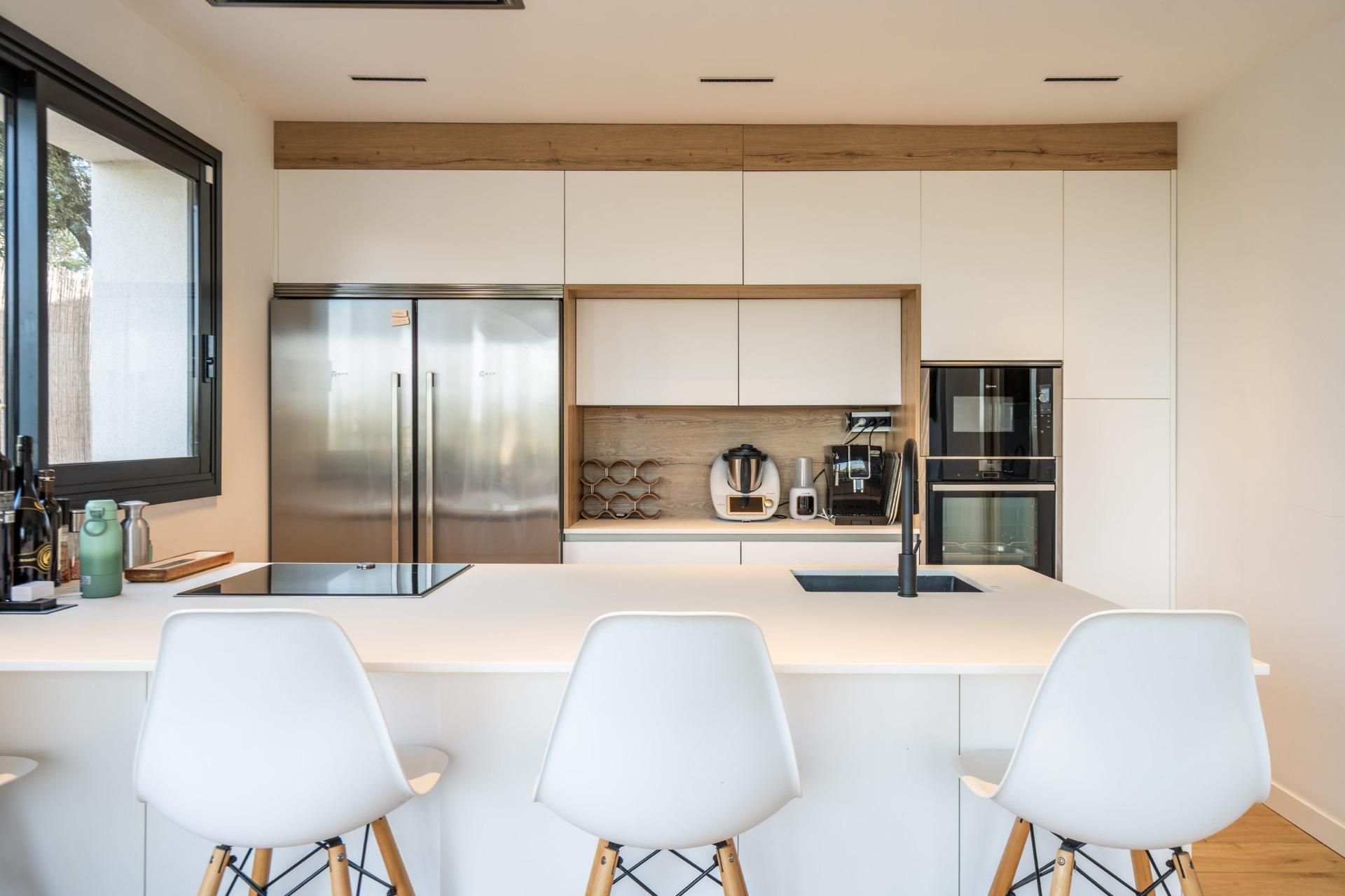12-32 IMPRESIONANTE VIVIENDA DE DISEÑO CON PISCINA DE SAL Y ESPECTACULARES VISTAS