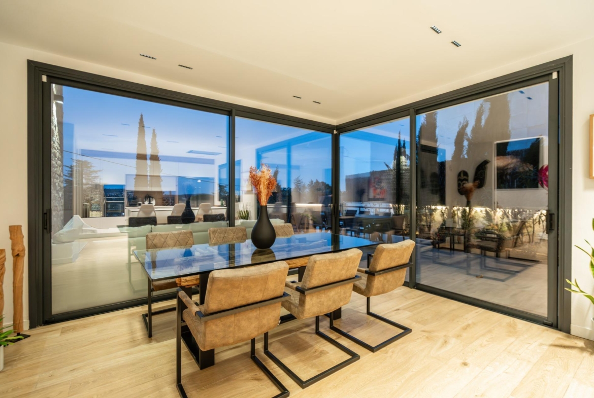 IMPRESIONANTE VIVIENDA DE DISEÑO CON PISCINA DE SAL Y ESPECTACULARES VISTAS