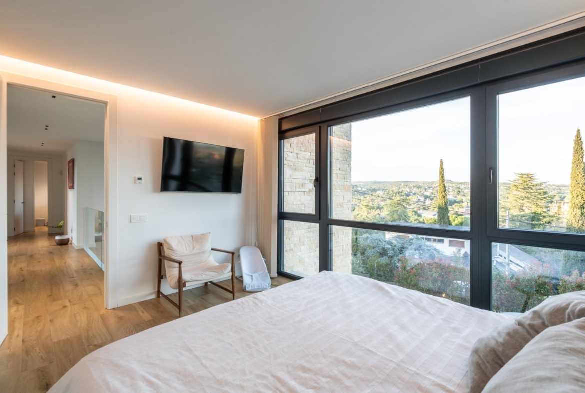 IMPRESIONANTE VIVIENDA DE DISEÑO CON PISCINA DE SAL Y ESPECTACULARES VISTAS