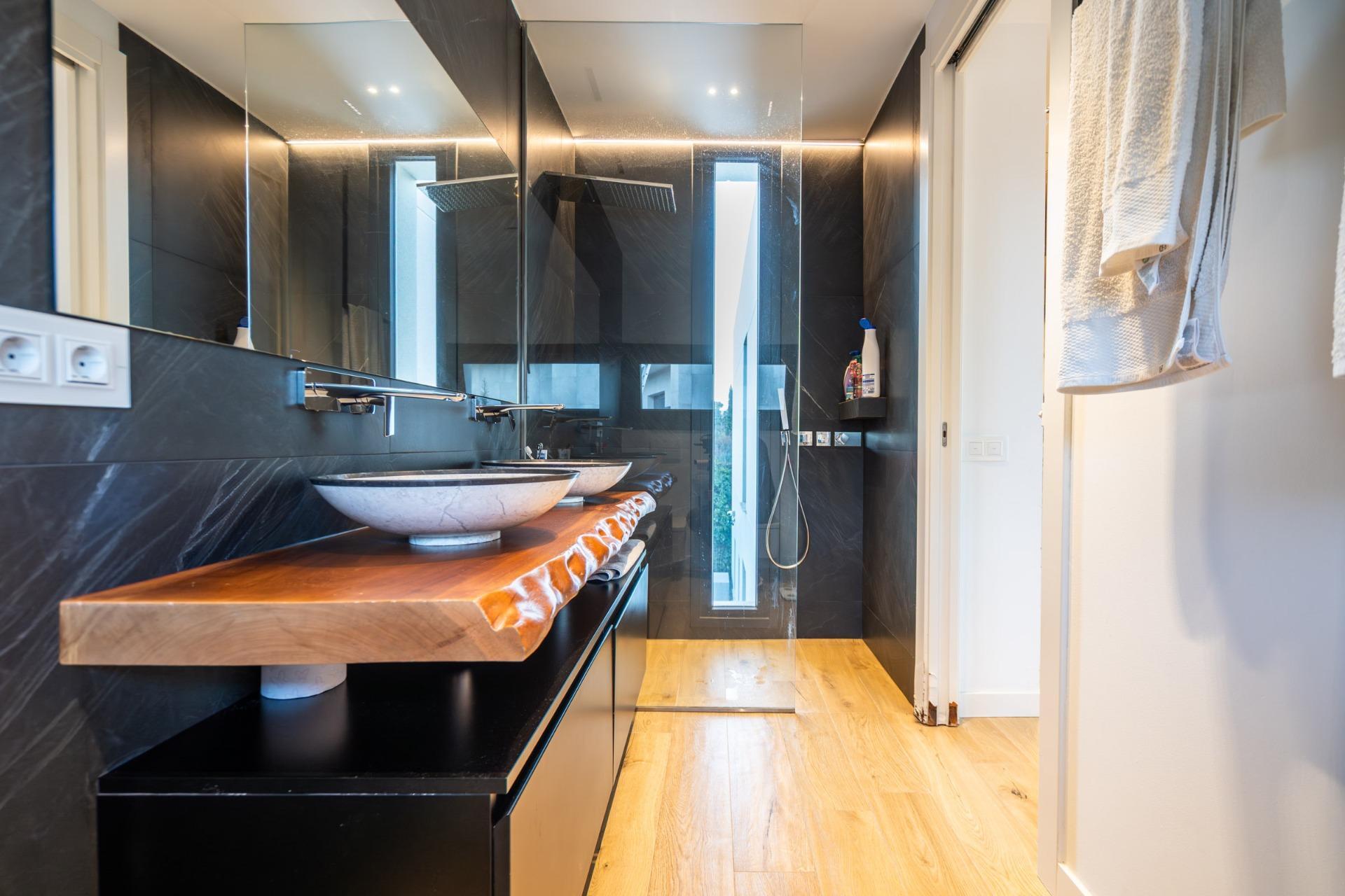12-41 IMPRESIONANTE VIVIENDA DE DISEÑO CON PISCINA DE SAL Y ESPECTACULARES VISTAS