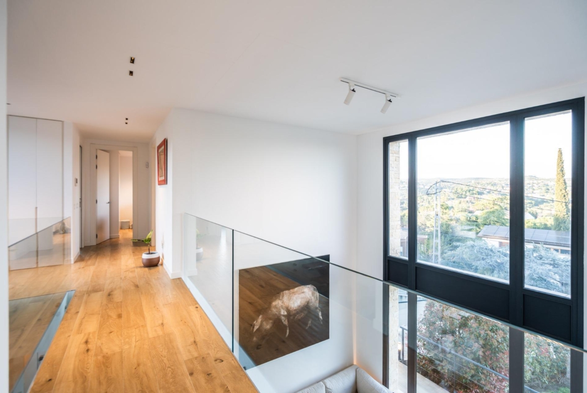 IMPRESIONANTE VIVIENDA DE DISEÑO CON PISCINA DE SAL Y ESPECTACULARES VISTAS