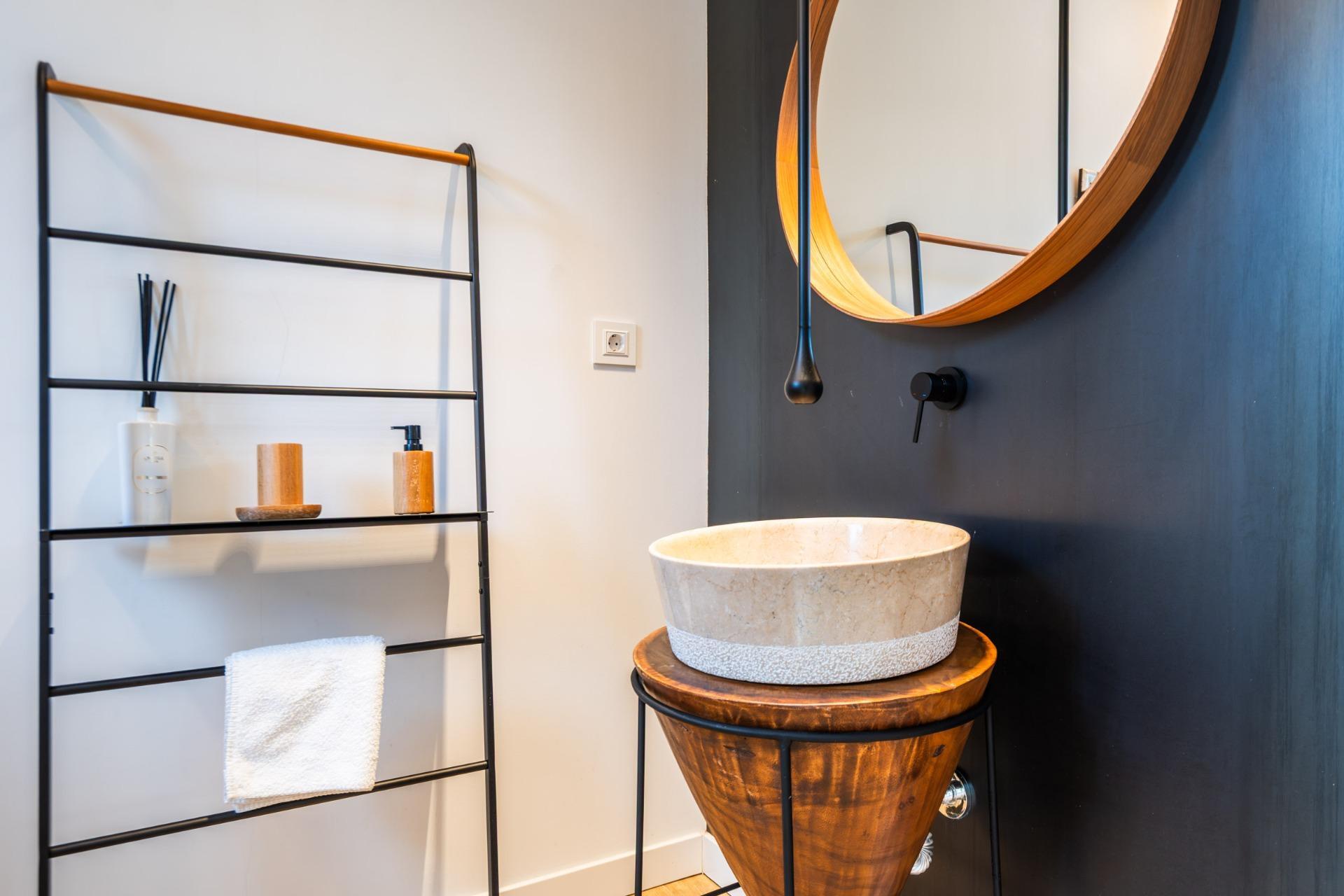 12-7 IMPRESIONANTE VIVIENDA DE DISEÑO CON PISCINA DE SAL Y ESPECTACULARES VISTAS
