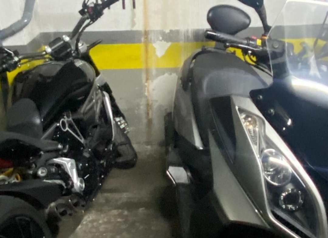 Plaza de garaje para moto.