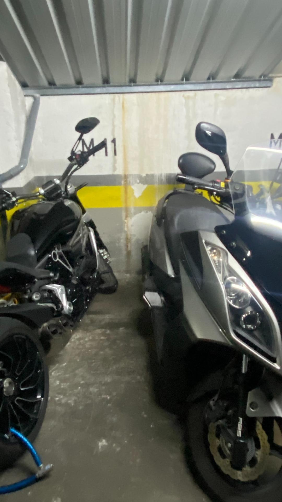 5-6 Plaza de garaje para moto.