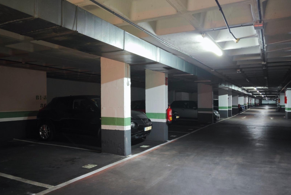 Plaza de parking junto a metro tetuán