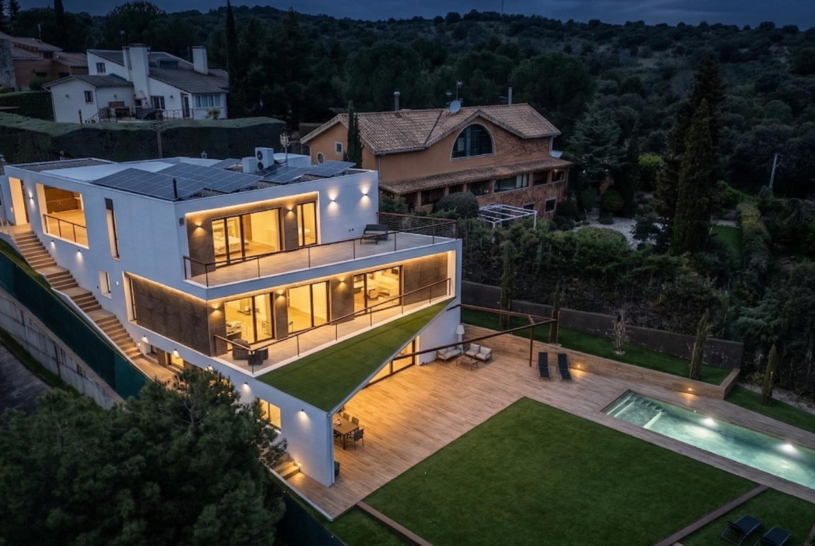 ^**^EXCLUSIVA VIVIENDA DE DISEÑO CON PISCINA Y VISTAS EN LOS PEÑASCALES^**^