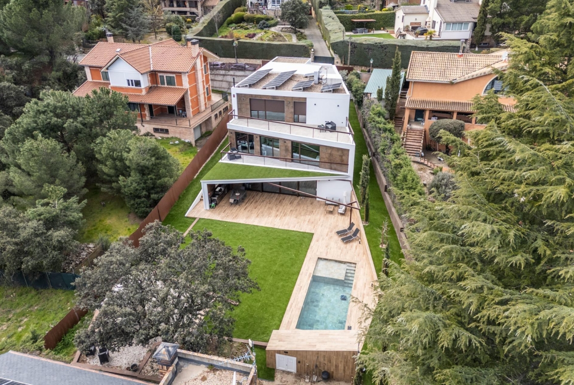 ^**^EXCLUSIVA VIVIENDA DE DISEÑO CON PISCINA Y VISTAS EN LOS PEÑASCALES^**^