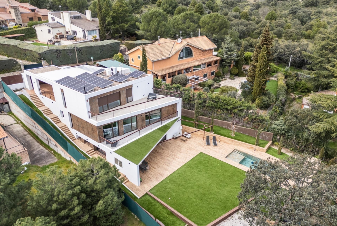 ^**^EXCLUSIVA VIVIENDA DE DISEÑO CON PISCINA Y VISTAS EN LOS PEÑASCALES^**^