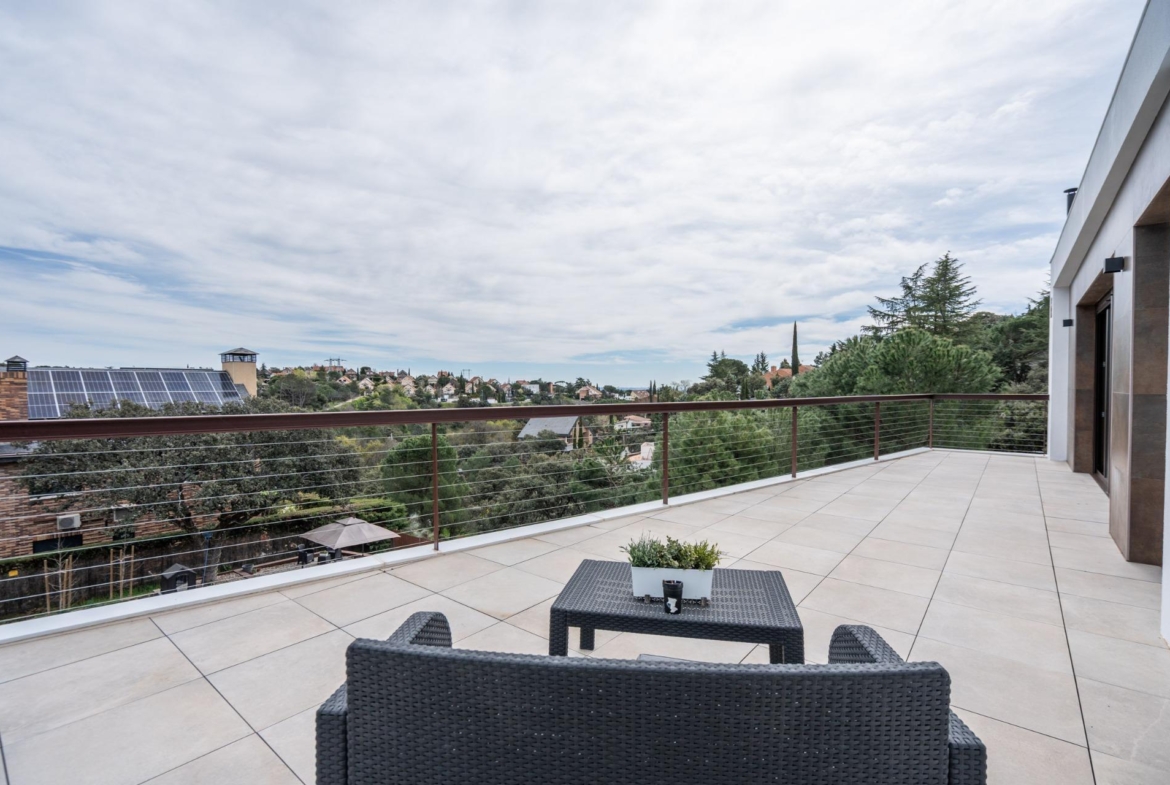 ^**^EXCLUSIVA VIVIENDA DE DISEÑO CON PISCINA Y VISTAS EN LOS PEÑASCALES^**^