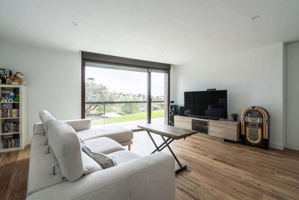 ^**^EXCLUSIVA VIVIENDA DE DISEÑO CON PISCINA Y VISTAS EN LOS PEÑASCALES^**^