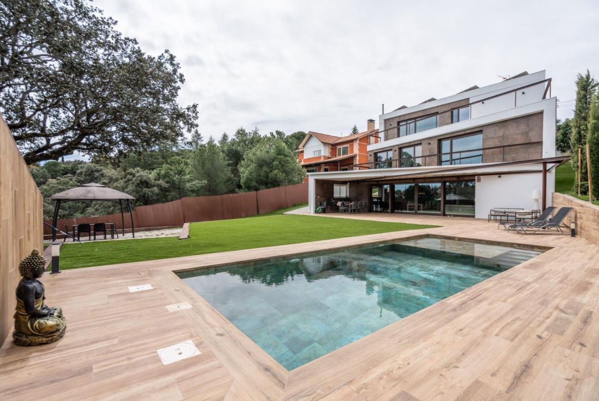 ^**^EXCLUSIVA VIVIENDA DE DISEÑO CON PISCINA Y VISTAS EN LOS PEÑASCALES^**^