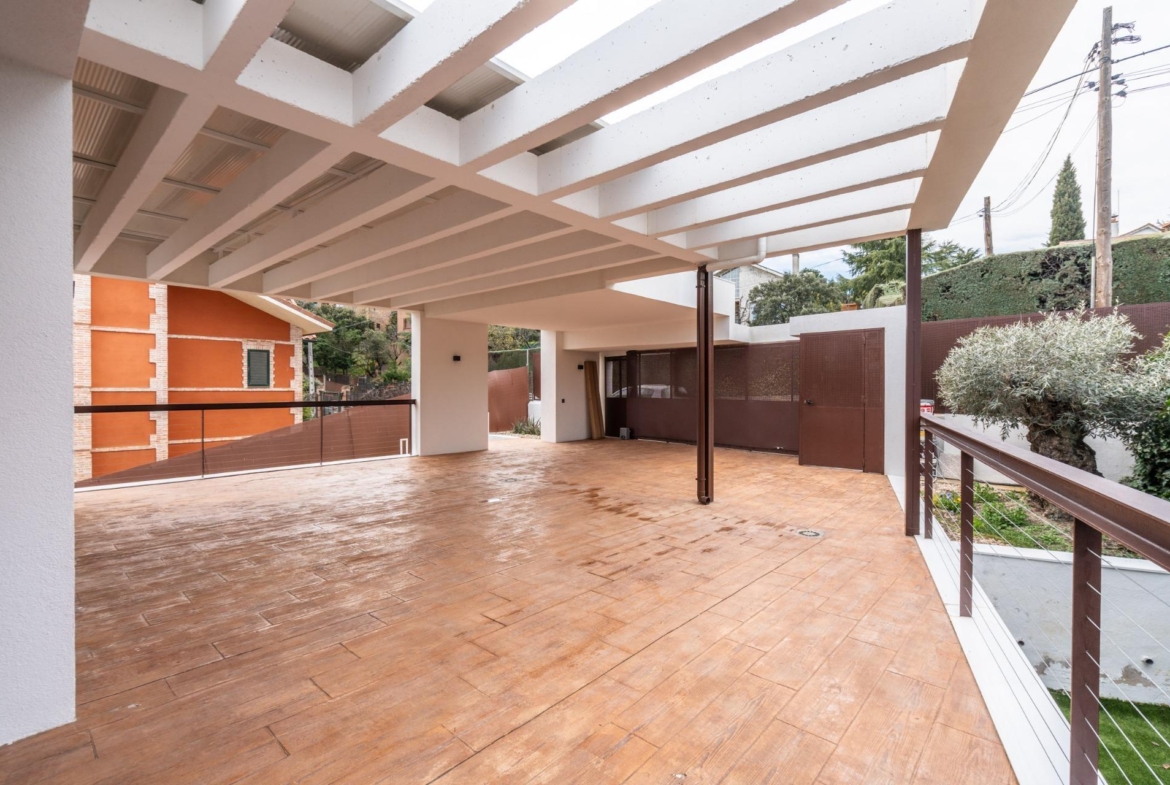 ^**^EXCLUSIVA VIVIENDA DE DISEÑO CON PISCINA Y VISTAS EN LOS PEÑASCALES^**^
