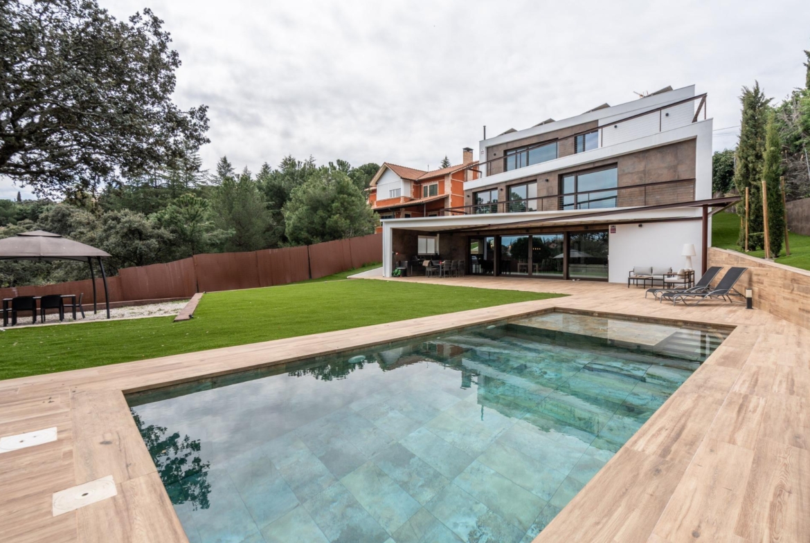^**^EXCLUSIVA VIVIENDA DE DISEÑO CON PISCINA Y VISTAS EN LOS PEÑASCALES^**^
