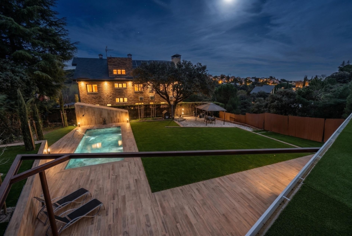 ^**^EXCLUSIVA VIVIENDA DE DISEÑO CON PISCINA Y VISTAS EN LOS PEÑASCALES^**^