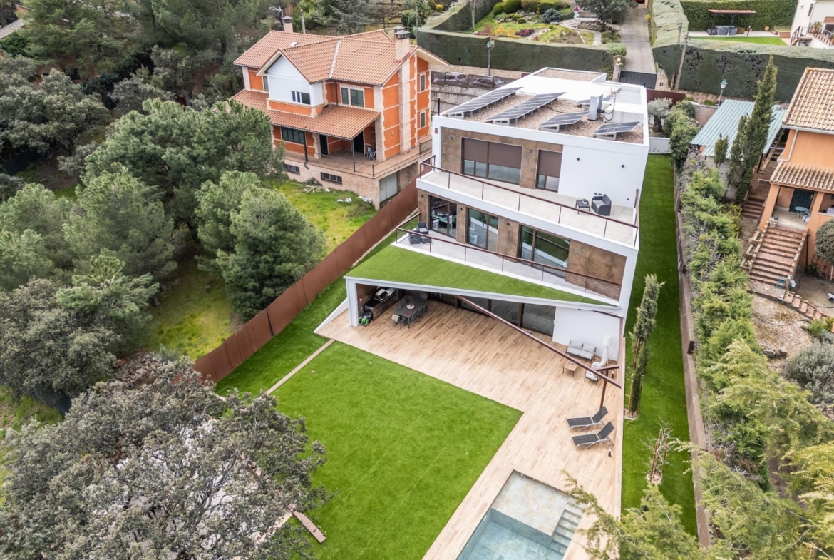 ^**^EXCLUSIVA VIVIENDA DE DISEÑO CON PISCINA Y VISTAS EN LOS PEÑASCALES^**^