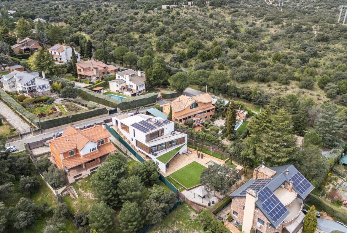 ^**^EXCLUSIVA VIVIENDA DE DISEÑO CON PISCINA Y VISTAS EN LOS PEÑASCALES^**^