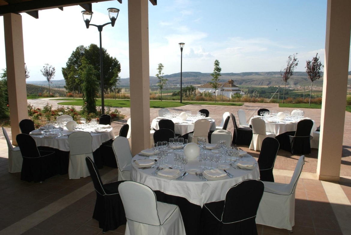 ^**^HOTEL CON AMPLIAS INSTALACIONES Y ALTO POTENCIAL PARA EVENTOS A 80 KM DE MADRID^**^