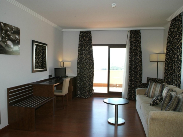 ^**^HOTEL CON AMPLIAS INSTALACIONES Y ALTO POTENCIAL PARA EVENTOS A 80 KM DE MADRID^**^