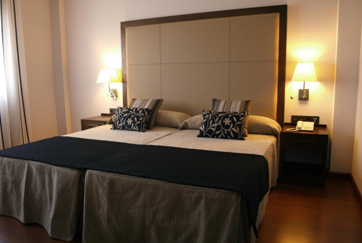 ^**^HOTEL CON AMPLIAS INSTALACIONES Y ALTO POTENCIAL PARA EVENTOS A 80 KM DE MADRID^**^
