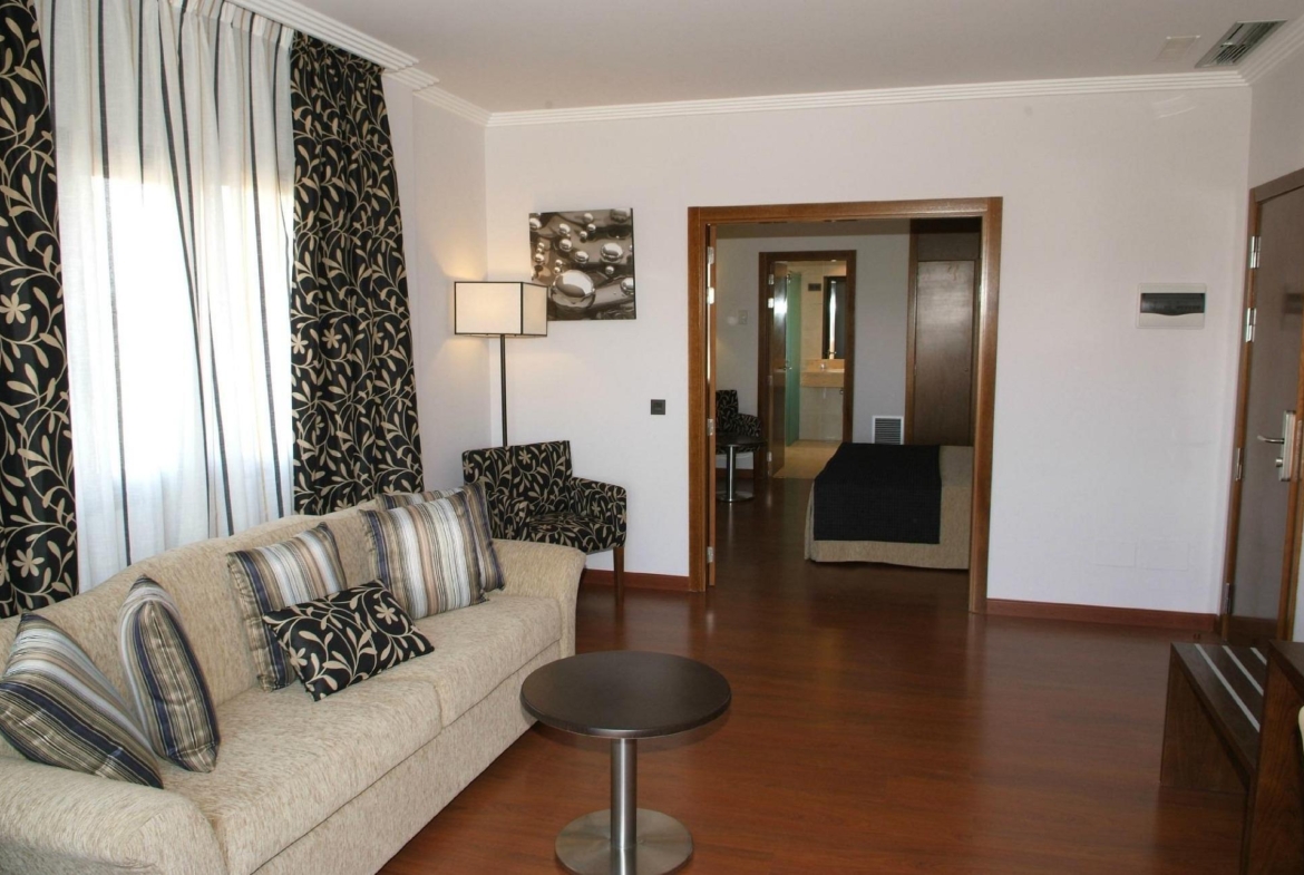 ^**^HOTEL CON AMPLIAS INSTALACIONES Y ALTO POTENCIAL PARA EVENTOS A 80 KM DE MADRID^**^