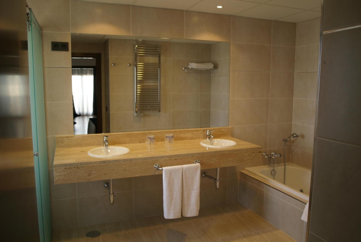 ^**^HOTEL CON AMPLIAS INSTALACIONES Y ALTO POTENCIAL PARA EVENTOS A 80 KM DE MADRID^**^