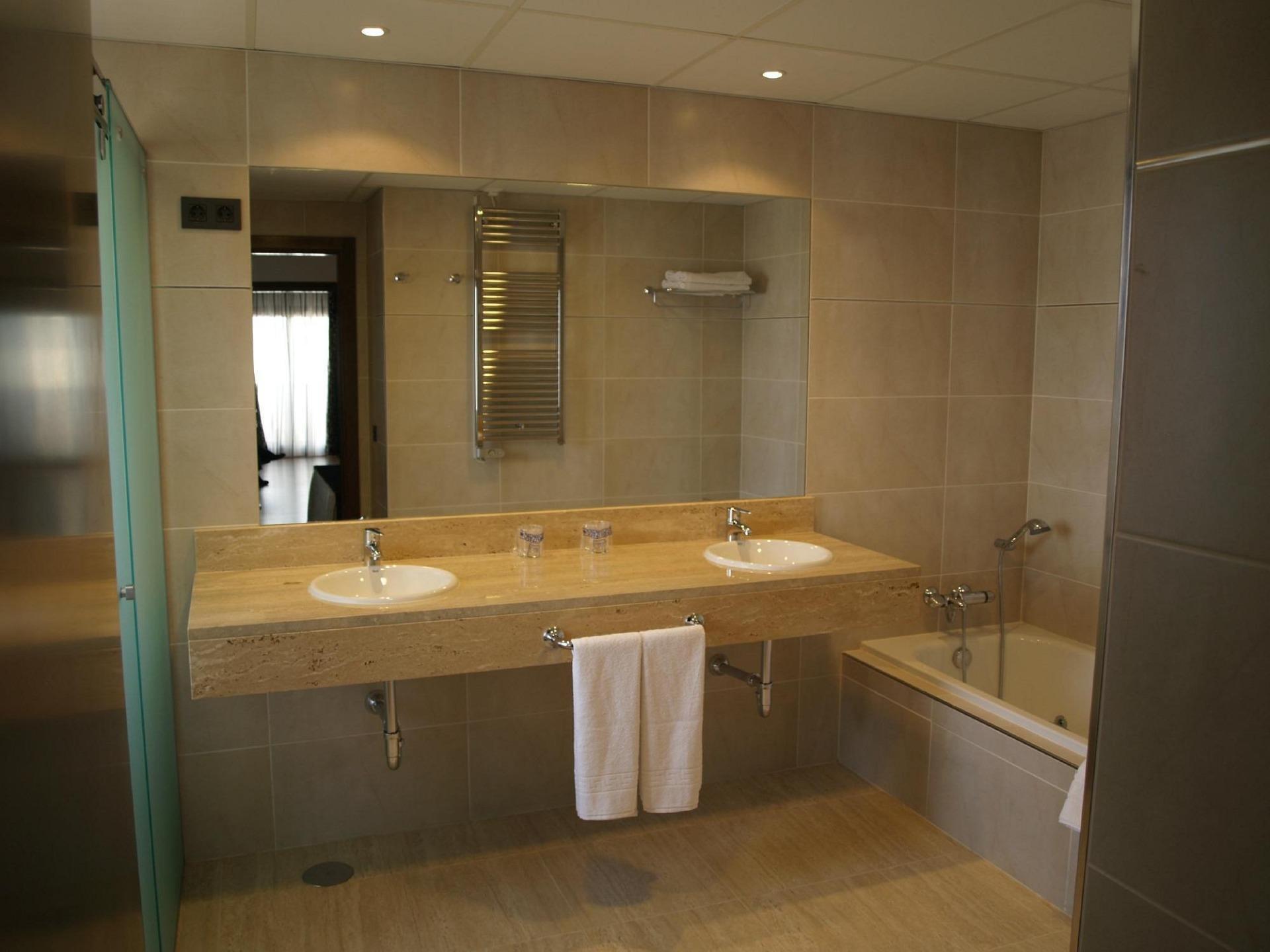 14-42 ^**^HOTEL CON AMPLIAS INSTALACIONES Y ALTO POTENCIAL PARA EVENTOS A 80 KM DE MADRID^**^