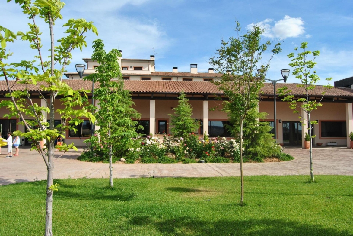 ^**^HOTEL CON AMPLIAS INSTALACIONES Y ALTO POTENCIAL PARA EVENTOS A 80 KM DE MADRID^**^
