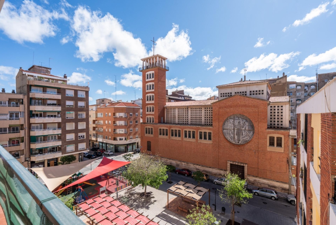 ^**^PISO REFORMADO CON TRES TERRAZAS Y VISTAS ABIERTAS EN EL CENTRO DE ALBACETE^**^ En el corazón de Albacete se encuentra esta vivienda que destaca por su equilibrio entre amplitud, luz y ubicación