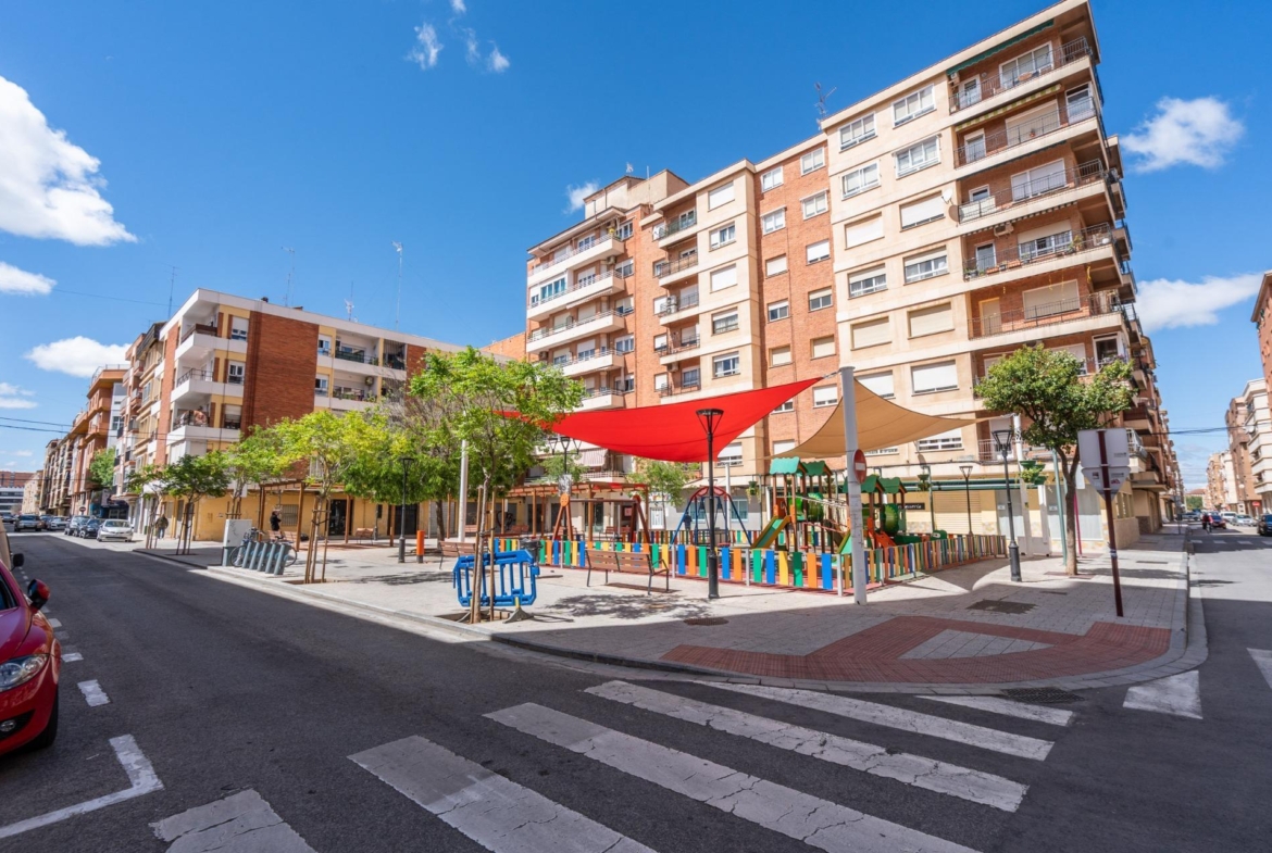 ^**^PISO REFORMADO CON TRES TERRAZAS Y VISTAS ABIERTAS EN EL CENTRO DE ALBACETE^**^ En el corazón de Albacete se encuentra esta vivienda que destaca por su equilibrio entre amplitud, luz y ubicación
