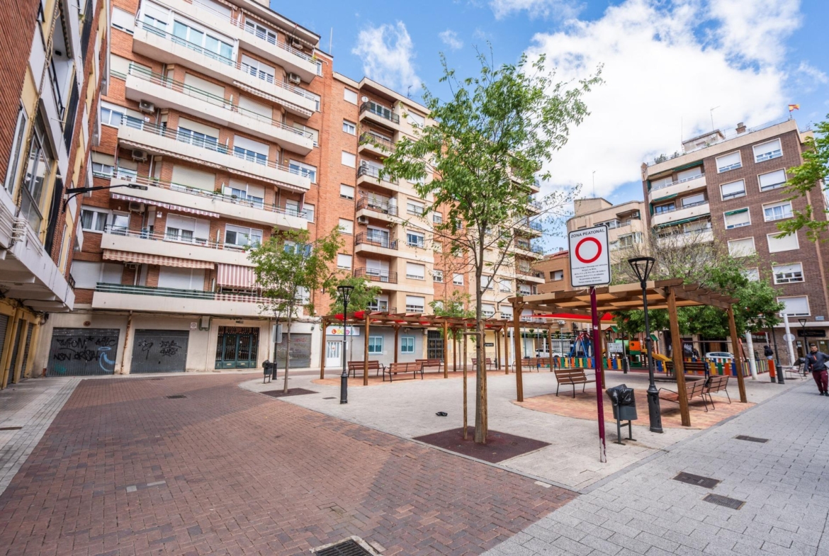 ^**^PISO REFORMADO CON TRES TERRAZAS Y VISTAS ABIERTAS EN EL CENTRO DE ALBACETE^**^ En el corazón de Albacete se encuentra esta vivienda que destaca por su equilibrio entre amplitud, luz y ubicación