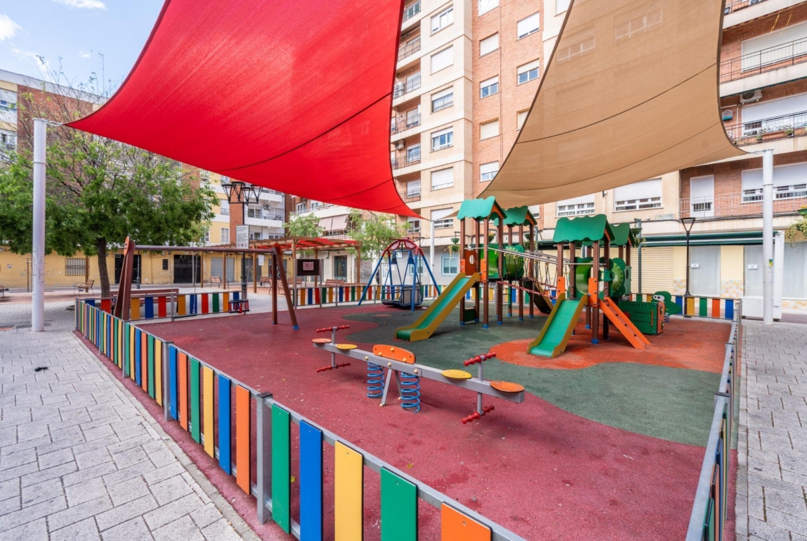 ^**^PISO REFORMADO CON TRES TERRAZAS Y VISTAS ABIERTAS EN EL CENTRO DE ALBACETE^**^ En el corazón de Albacete se encuentra esta vivienda que destaca por su equilibrio entre amplitud, luz y ubicación