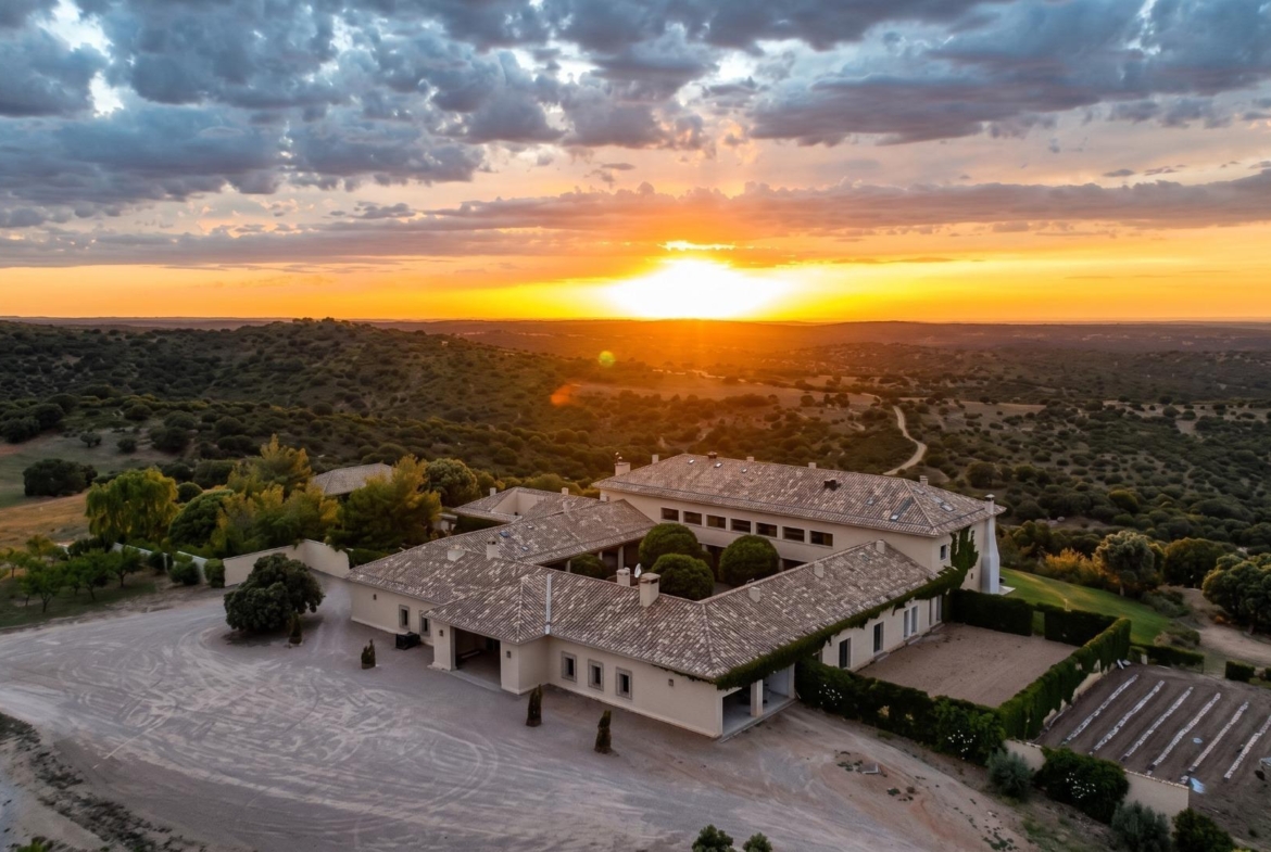 ^**^EXCLUSIVA FINCA DE LUJO DE 690 HECTÁREAS CON COTO DE CAZA Y CORTIJO SEÑORIAL^**^