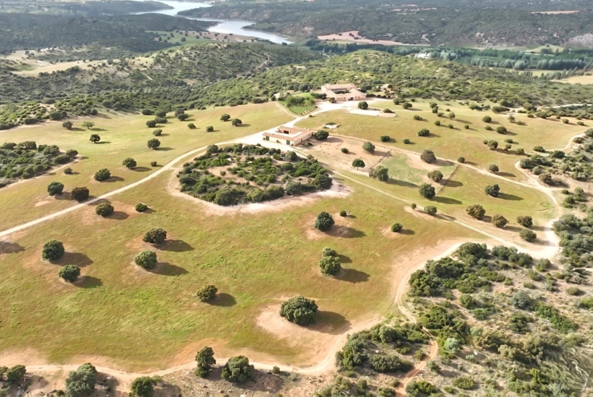 ^**^EXCLUSIVA FINCA DE LUJO DE 690 HECTÁREAS CON COTO DE CAZA Y CORTIJO SEÑORIAL^**^