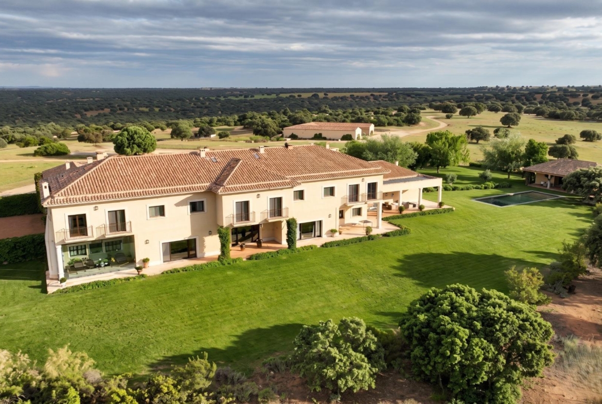 ^**^EXCLUSIVA FINCA DE LUJO DE 690 HECTÁREAS CON COTO DE CAZA Y CORTIJO SEÑORIAL^**^