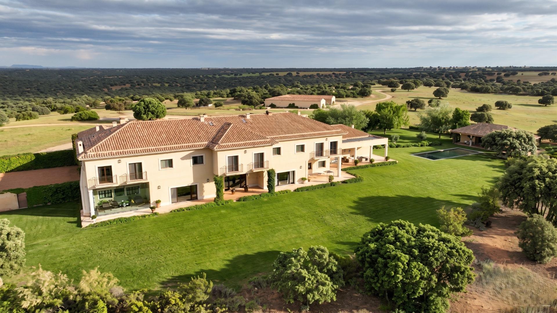 13-5 ^**^EXCLUSIVA FINCA DE LUJO DE 690 HECTÁREAS CON COTO DE CAZA Y CORTIJO SEÑORIAL^**^