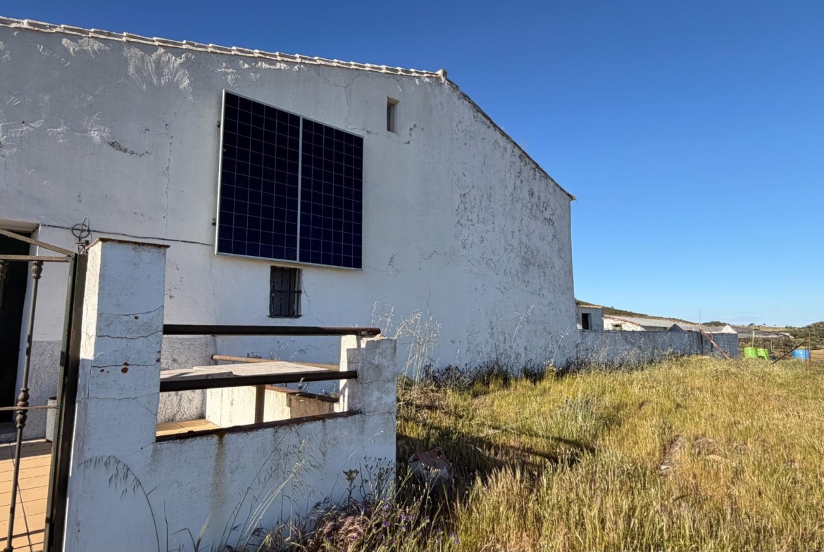 ESPECTACULAR FINCA DE 88HA DE PASTOS CON CORTIJO Y NAVES A 40 MIN DE LA COSTA