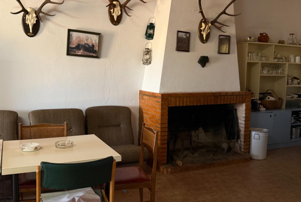 ESPECTACULAR FINCA DE 88HA DE PASTOS CON CORTIJO Y NAVES A 40 MIN DE LA COSTA