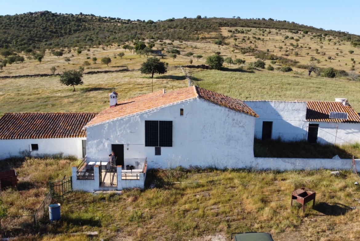 ESPECTACULAR FINCA DE 88HA DE PASTOS CON CORTIJO Y NAVES A 40 MIN DE LA COSTA