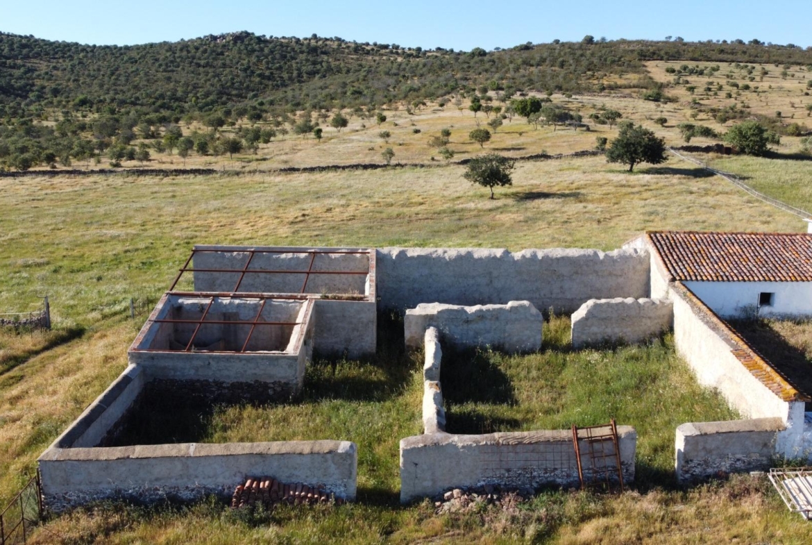 ESPECTACULAR FINCA DE 88HA DE PASTOS CON CORTIJO Y NAVES A 40 MIN DE LA COSTA